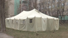 На Харківщині біля лікарень встановили намети для прийому хворих на коронавірус (відео)