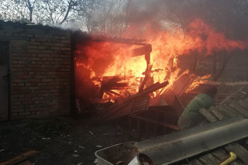 На Харьковщине спасатели ликвидировали пожар в частном домовладении (фото)