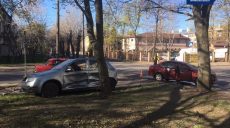 Автомобили не смогли разъехаться на перекрёстке Харькова (фото)