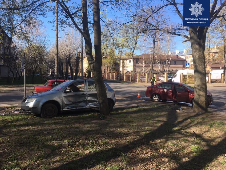 Автомобили не смогли разъехаться на перекрёстке Харькова (фото)