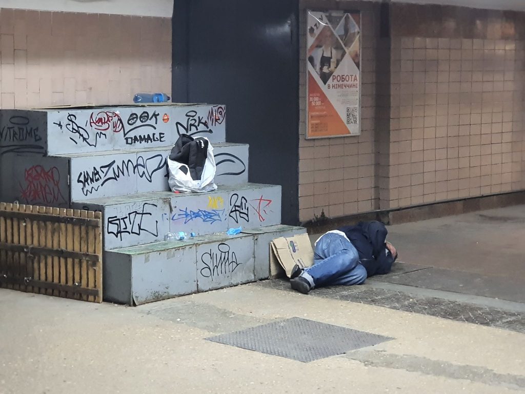 На период карантина в подземных переходах метрополитена поселились бездомные (фото, видео)