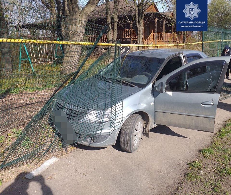 В Харькове пьяный водитель врезался в забор (фото)
