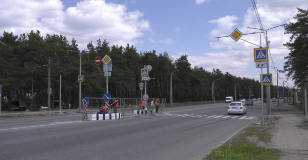 Новый светофор устанавливают на улице Героев Труда
