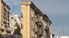 З будинку в центрі Харкова небезпечно звисає шматок бляхи (відео)
