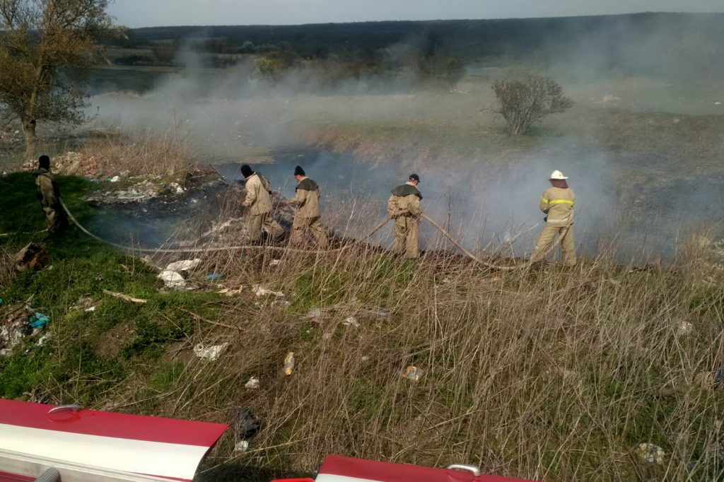 Вогнеборці врятували від займання сміттєзвалище в Коломаку