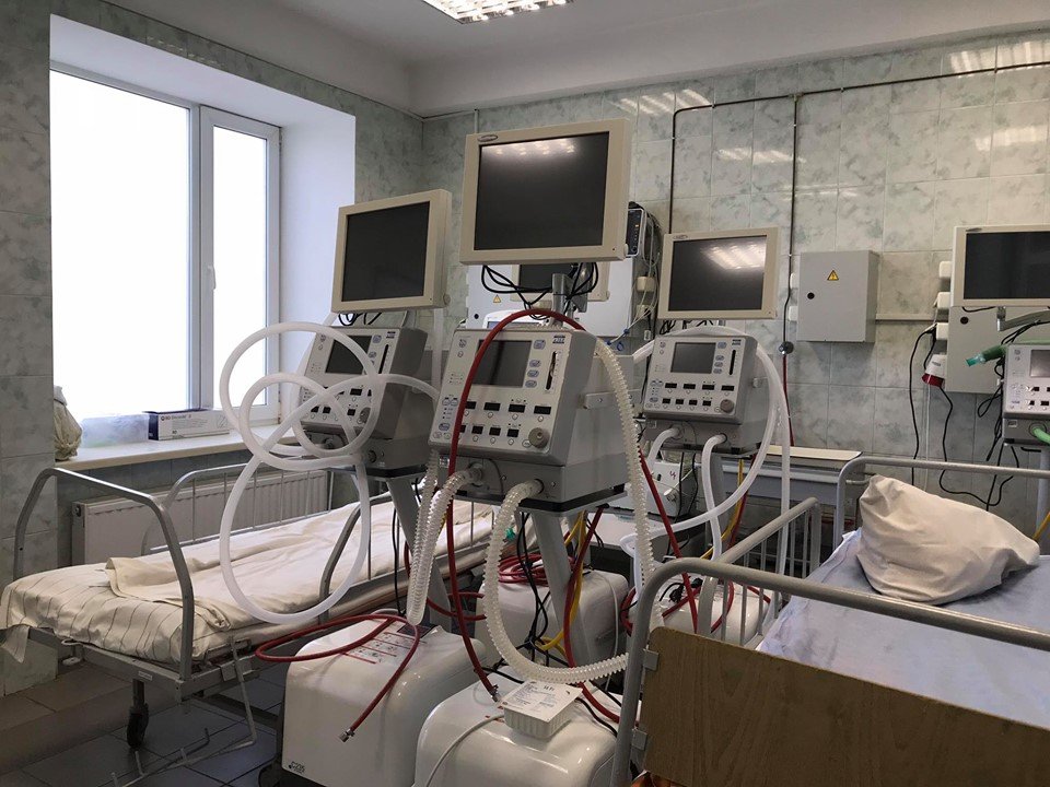 Харьковской областной инфекционной больнице передали 11 аппаратов ИВЛ (фоторепортаж)
