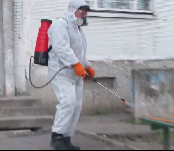 У передмісті Харкова Солоницівці ретельно дезінфікують вулиці й під’їзди (відео)