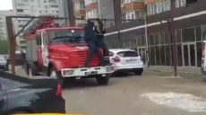 Пожежникам довелося долати перешкоди, щоб дістатися на місце пожежі (відео)