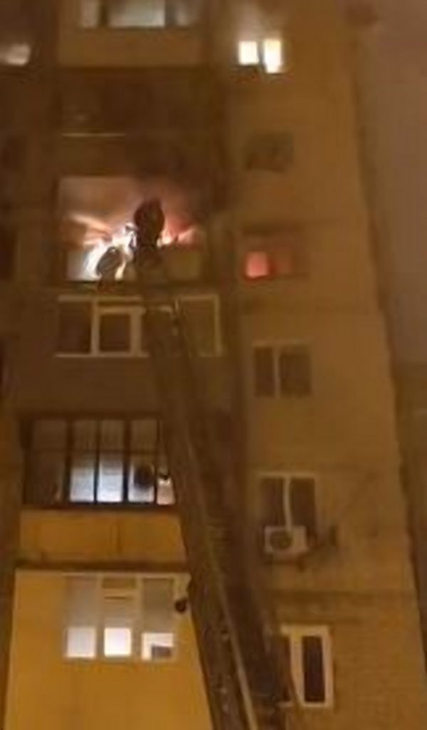 На проспекті Науки згоріла квартира (фото, відео)