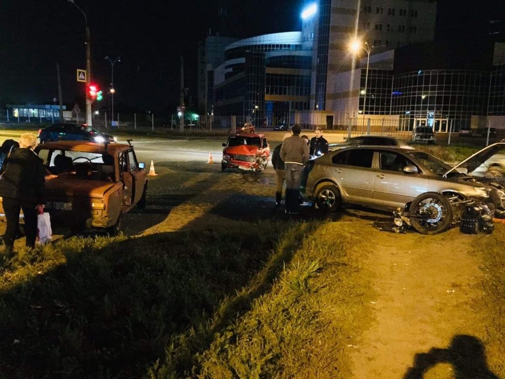 В Харькове ДТП с мотоциклистом повлекло еще одну аварию (фото)