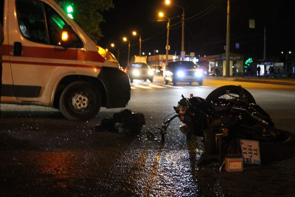 Возле метро «Академика Павлова» сбили мотоциклиста (фото)