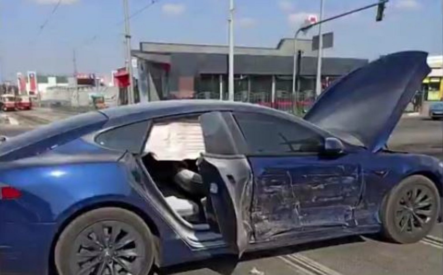 Від зіткнення автівок одна з них спалахнула (фото, відео)
