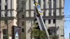 Стовп, який впав на кіоск у Харкові, знесло вітром, — поліція (відео)