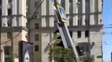 В Харкові близько другої дня на торговий кіоск упав стовп