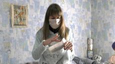 Жительница Харькова Алиса Веневцева делает щитки для врачей