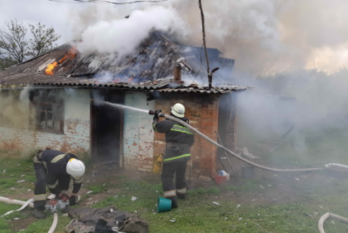 В Валковском районе загорелась крыша жилого дома (фото)