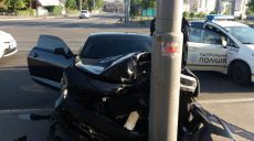В Харькове водитель на Chevrolet врезался в столб, капот всмятку, водитель не пострадал (фото)