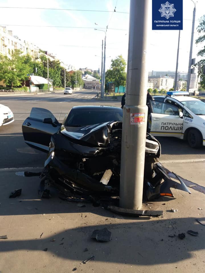 В Харькове водитель на Chevrolet врезался в столб, капот всмятку, водитель не пострадал (фото)