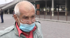 Пенсионеру, который искал работу на автостоянке с табличкой в руках, помогали всей Украиной