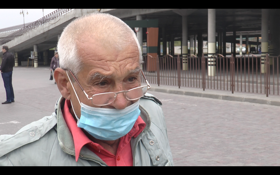 Пенсионеру, который искал работу на автостоянке с табличкой в руках, помогали всей Украиной