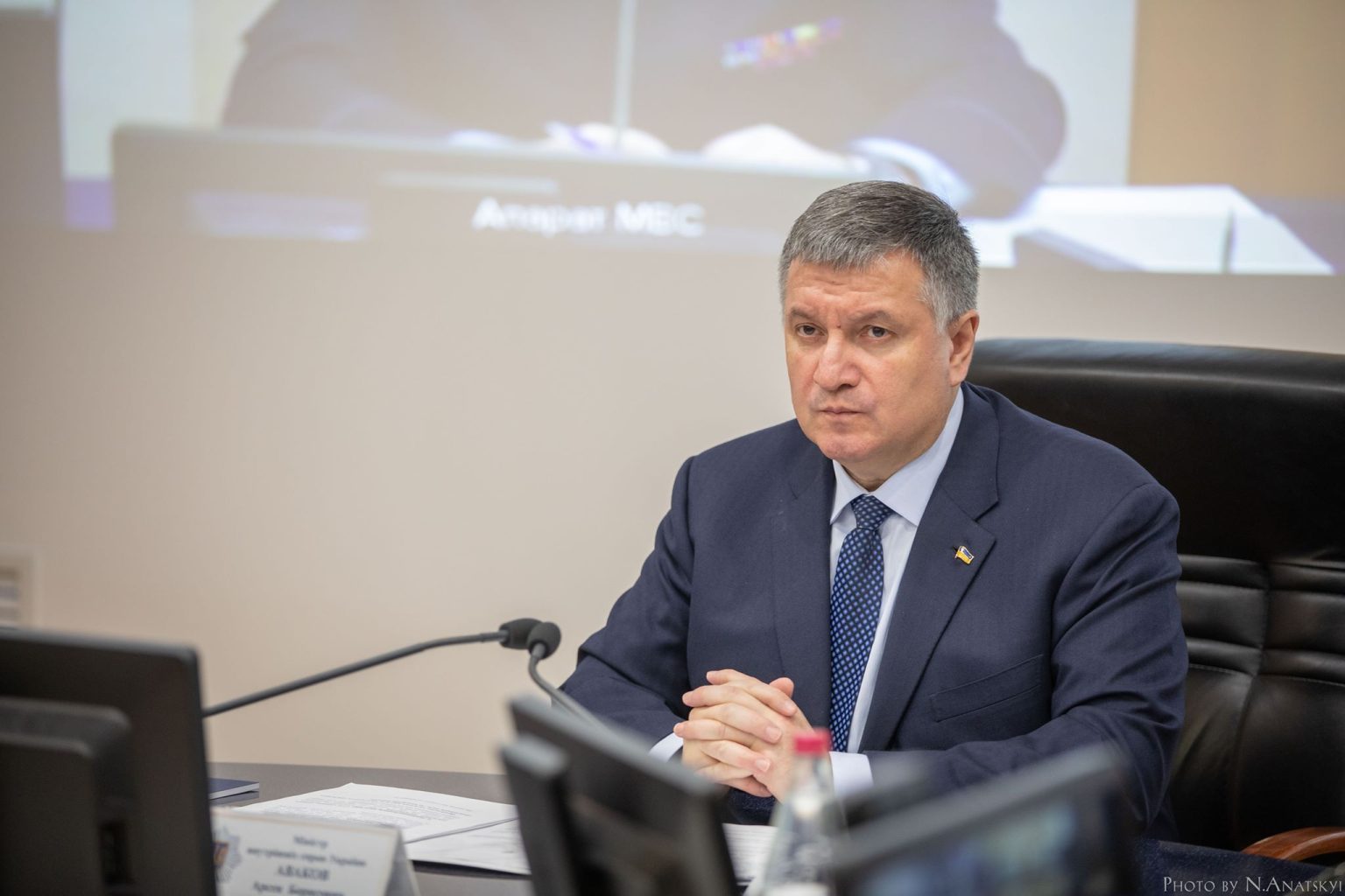 Решение о снятии карантина должна принимать местная власть — Аваков
