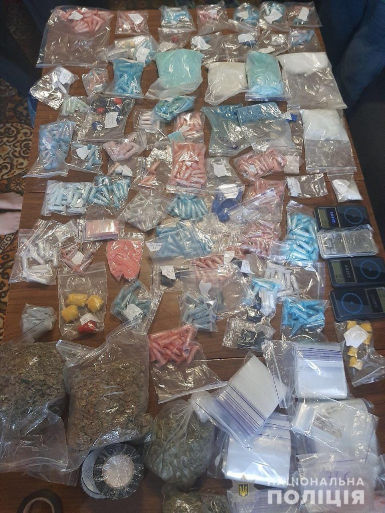 В Харькове полиция пресекла деятельность интернет-магазина по продаже наркотиков (фото, подробности)