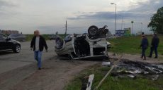 В Харькове грузовик столкнулся с легковушкой (фото)