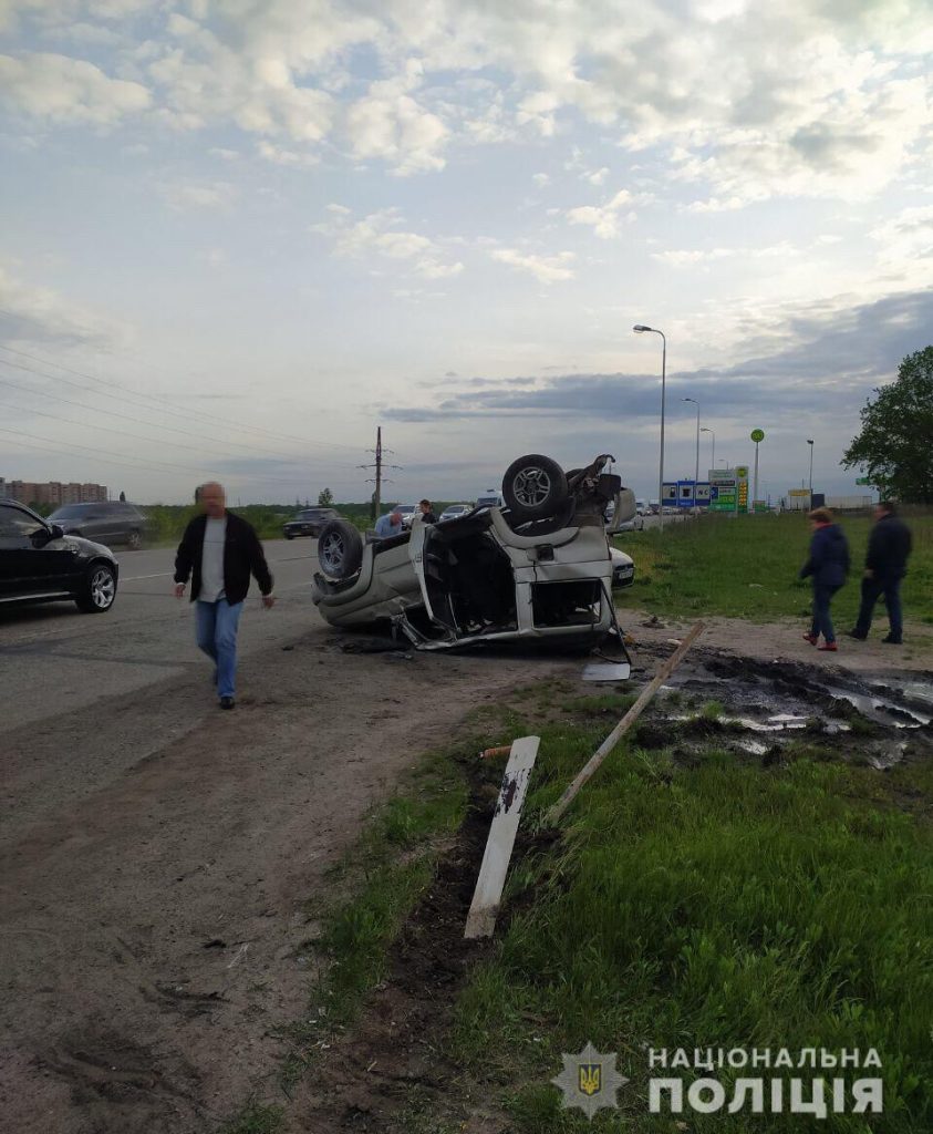В Харькове грузовик столкнулся с легковушкой (фото)