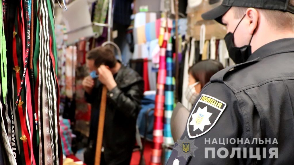 Харьковские полицейские проводят профилактические рейды по рынкам