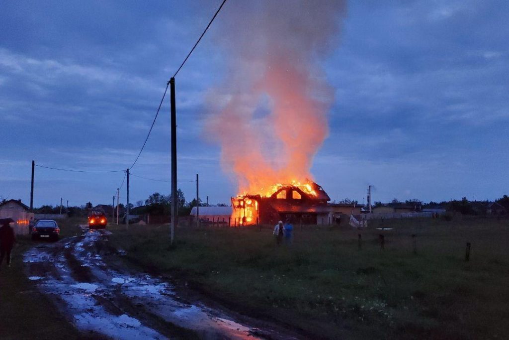 Под Харьковом сгорел элитный дом — деревянный сруб (фото)