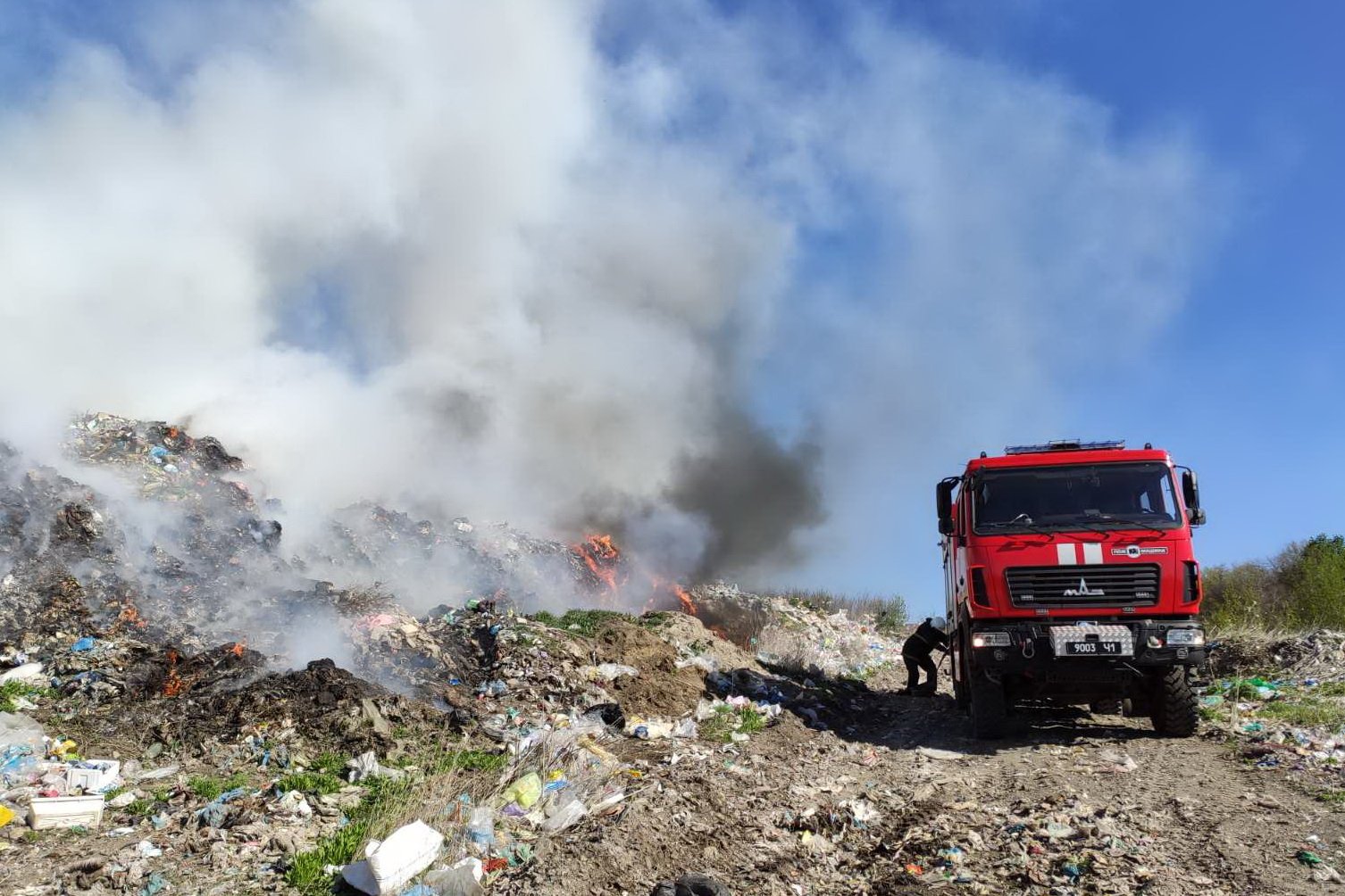 На Харьковщине горела свалка (фото)