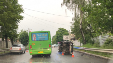 ДТП на спуске Жилярди. Автомобиль перевернулся на бок (фото)