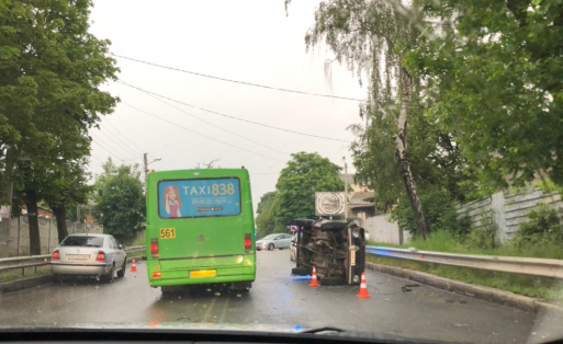 ДТП на спуске Жилярди. Автомобиль перевернулся на бок (фото)
