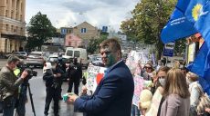 Оппозиционного политика облили «зеленкой» в Харькове