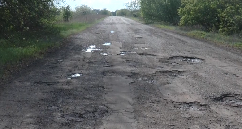 Через жахливий стан дороги на Харківщині трощаться ходові (відео)