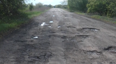 Через жахливий стан дороги на Харківщині трощаться ходові (відео)