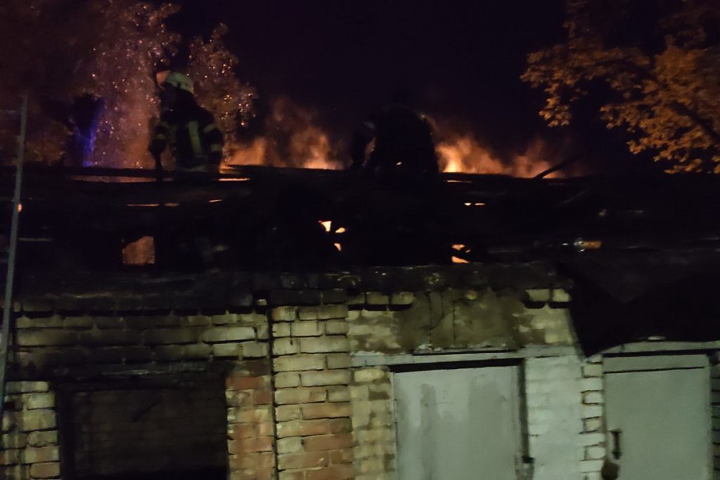 Во время пожара на складах в Харькове пострадал бездомный (фото)