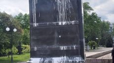 В Харькове постамент на площади Героев Небесной Сотни облили белой краской (фото)
