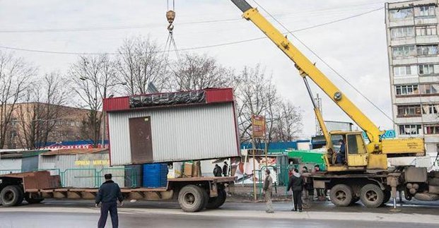 В Харькове продолжают демонтировать киоски (фото)