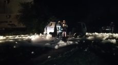 В Харькове во дворе многоэтажки сгорел автомобиль (фото)