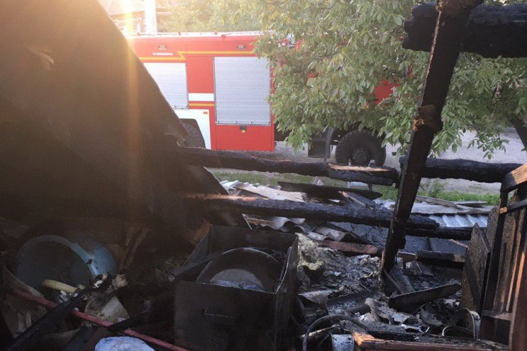 Жилой дом загорелся в Харькове (фото)