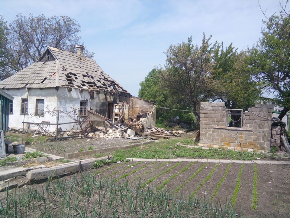 Операция на Донбассе: минометным огнем повреждены дома мирных жителей (фото)
