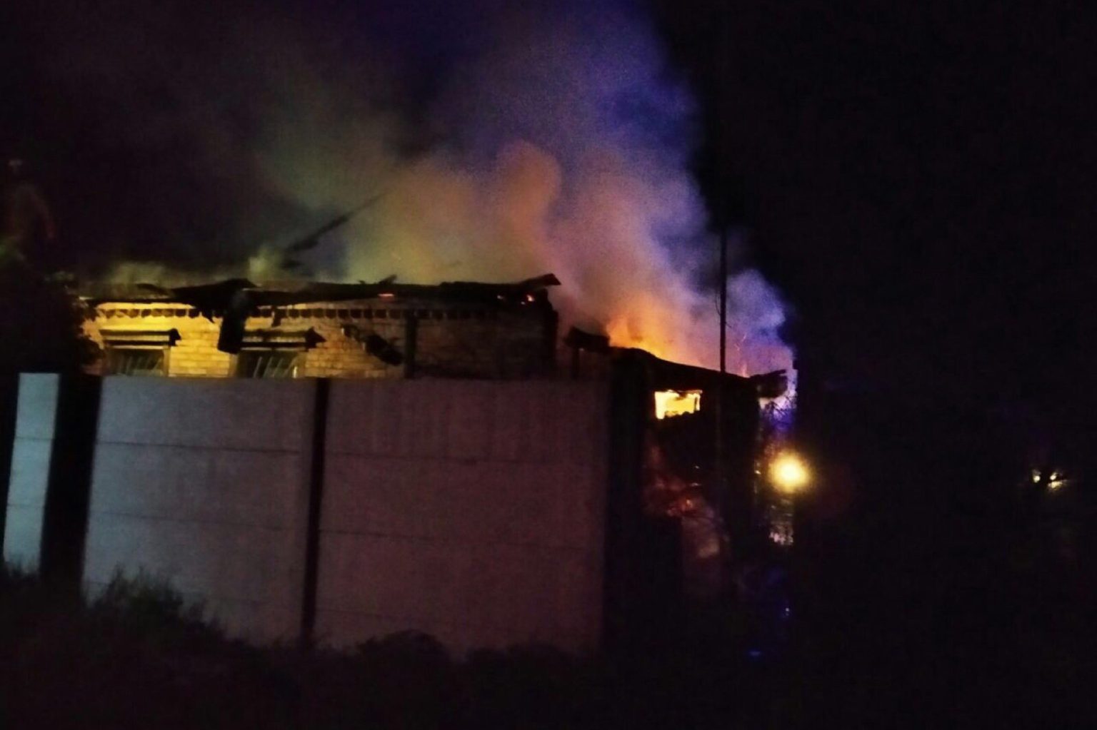 Под Харьковом сгорел жилой дом (фото)