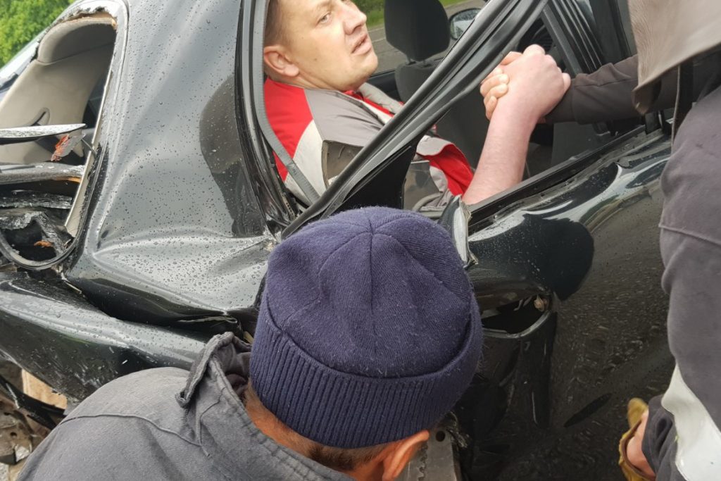 На Окружной в Харькове пассажира деблокировали из покореженного салона авто (фото)