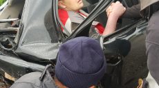 На Окружной в Харькове пассажира деблокировали из покореженного салона авто (фото)