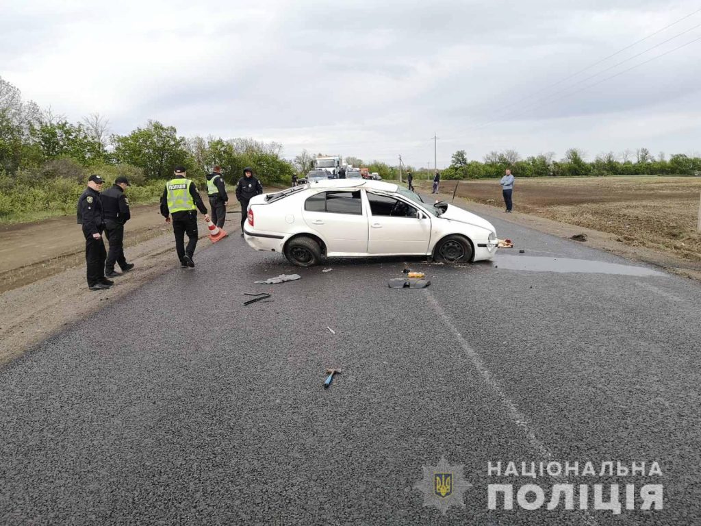 На Харьковщине на трассе перевернулась Skoda: водитель погиб, пассажирка тяжело травмирована (фото)