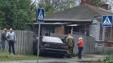 В Харькове Mercedes снес забор возле жилого дома (фото)