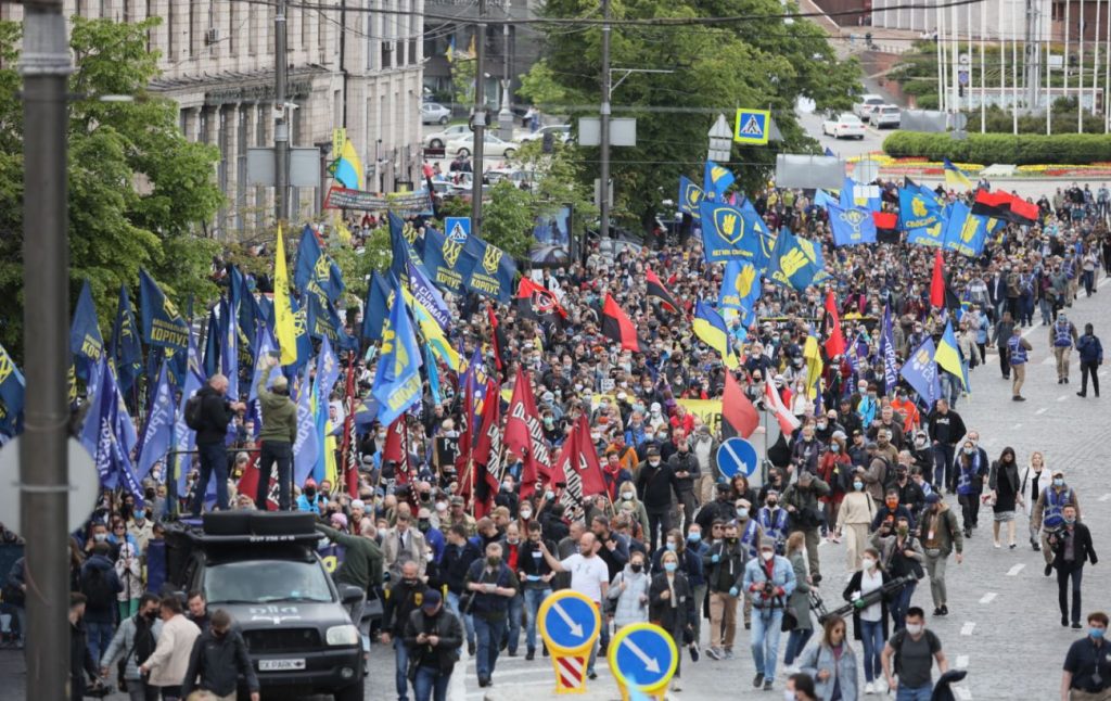 «Стоп реванш». В Украине проходят массовые акции протеста против политики Зеленского