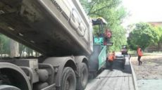 В Новобаварском районе по обращениям жильцов ремонтируют внутриквартальные дороги