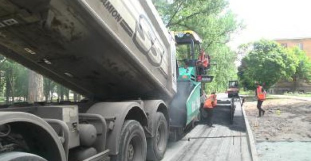 В Новобаварском районе по обращениям жильцов ремонтируют внутриквартальные дороги